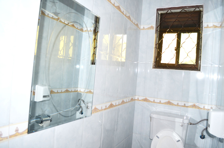 Bathroom 4, Great Wolf Hotel, Busiiro