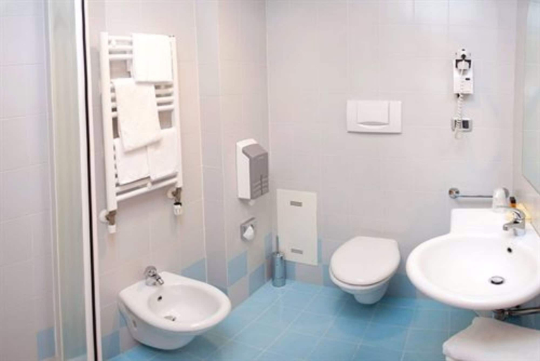 Bathroom 4, Hotel Europa, Ancona
