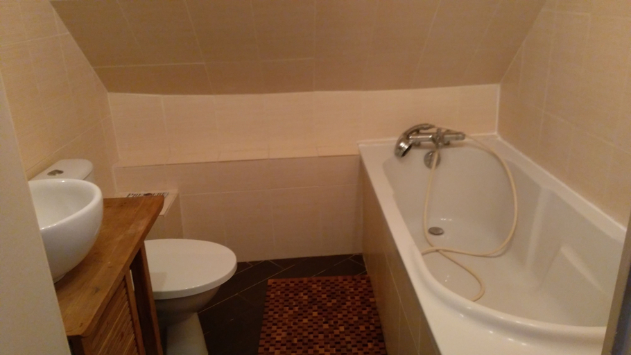 Bathroom 5, Chez Aurélia, Eure