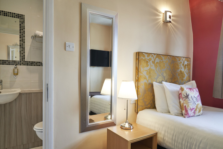 Bedroom 3, Antoinette Hotel Wimbledon, London