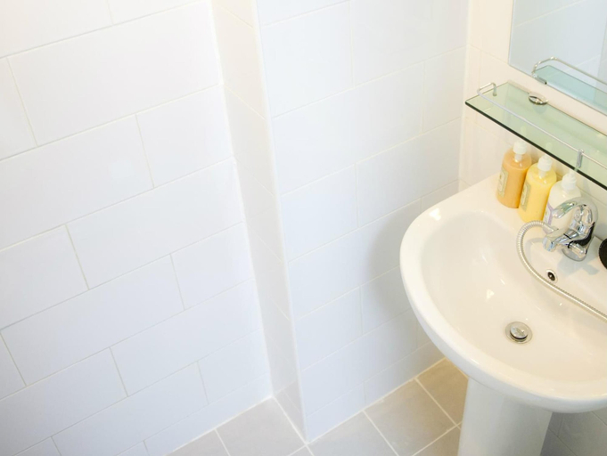 Bathroom 4, Hotelette, Jung