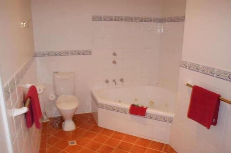 Bathroom 3, Nelsons of Bridgetown, Bridgetown-Greenbushes