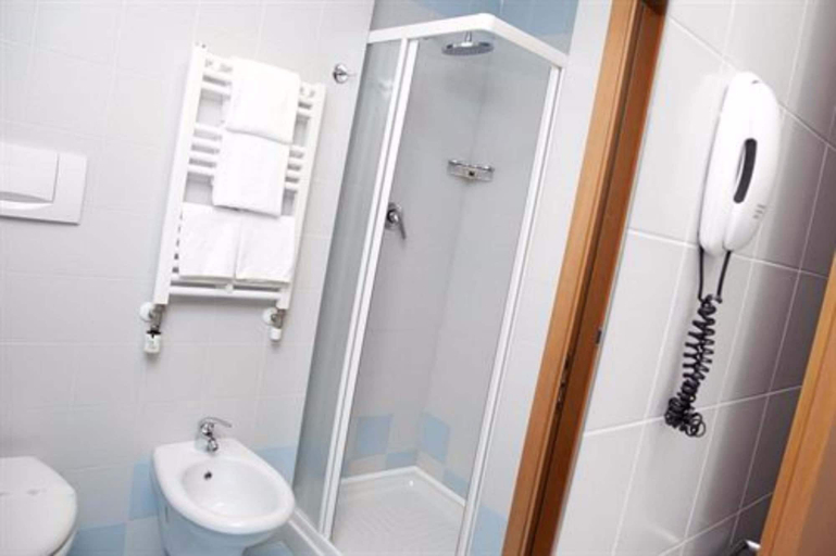 Bathroom 4, Hotel Europa, Ancona