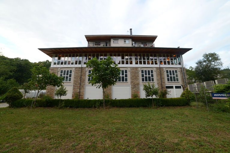 Exterior & Views