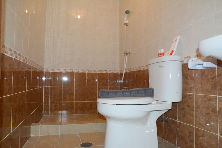 Bathroom 2, New And Modern Grand Palace Kemayoran Apartment, Jakarta Pusat