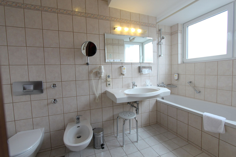 Bathroom 4, Sachsenwald Hotel Reinbek, Stormarn