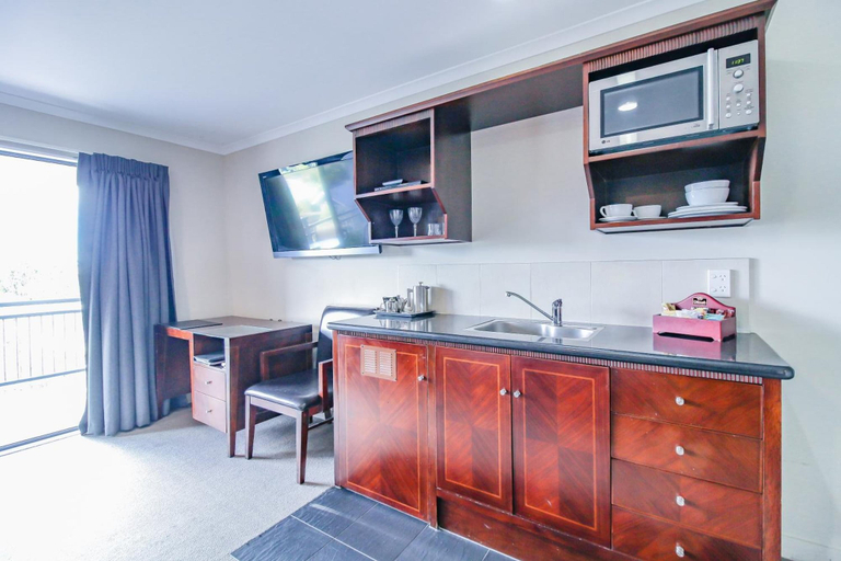 Others 5, Aotea Motor Lodge, Wanganui