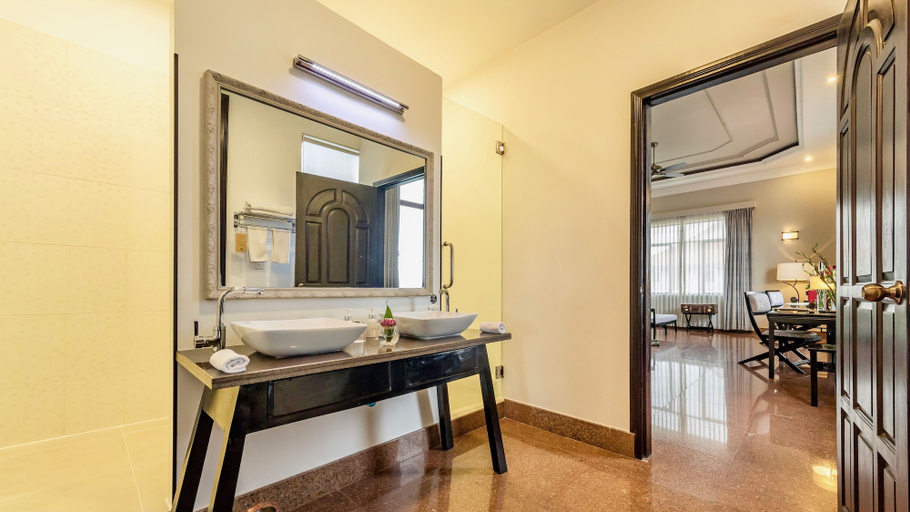 Bathroom 5, White Mansion, Phnom Penh