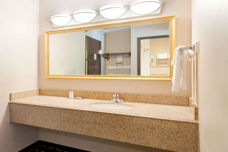 Bathroom 3, Baymont by Wyndham Memphis East, Shelby