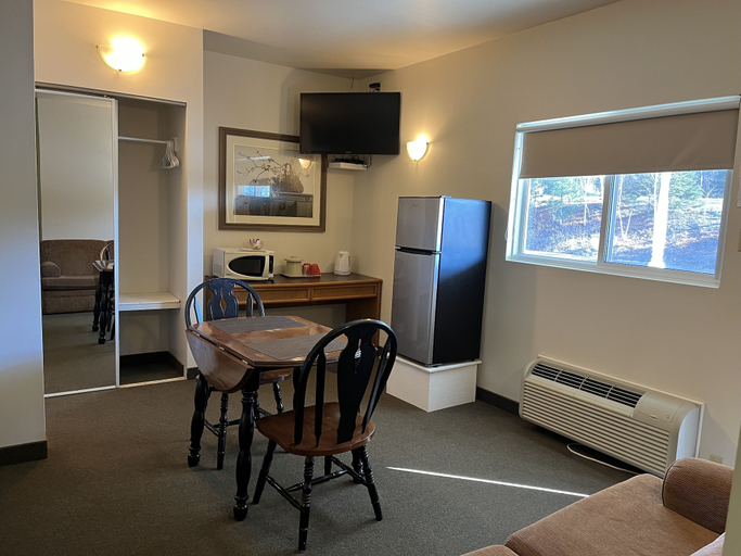 Others 5, Calabogie Motor Inn, Renfrew