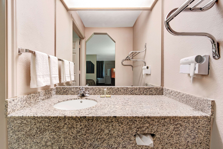 Bathroom 4, Super 8 by Wyndham Richardson Dallas, Dallas