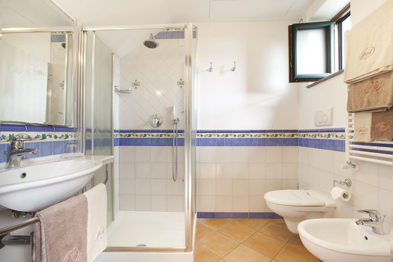 Bathroom 4, Relais Villa Angiolina, Napoli