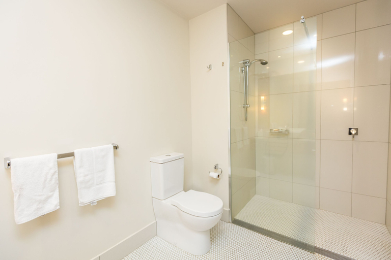 Bathroom 5, The Colmslie Hotel, Morningside