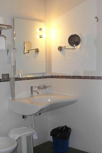 Bathroom 5, Hotel Eden, Lucca