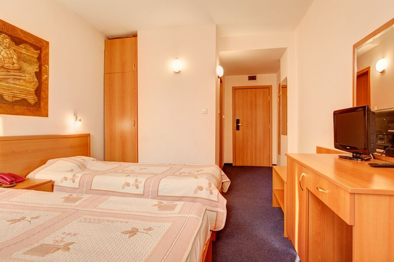 Bedroom 4, Central Plaza Hotel, Stolichna