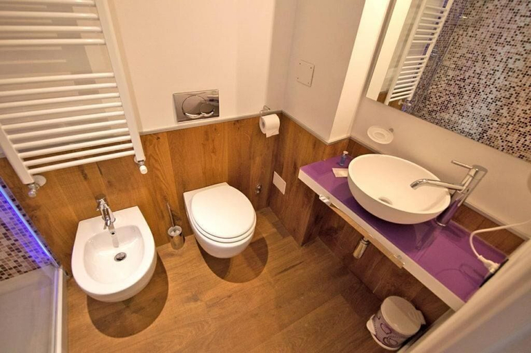 Bathroom 5, Barbacan Boutique Hotel, Trieste