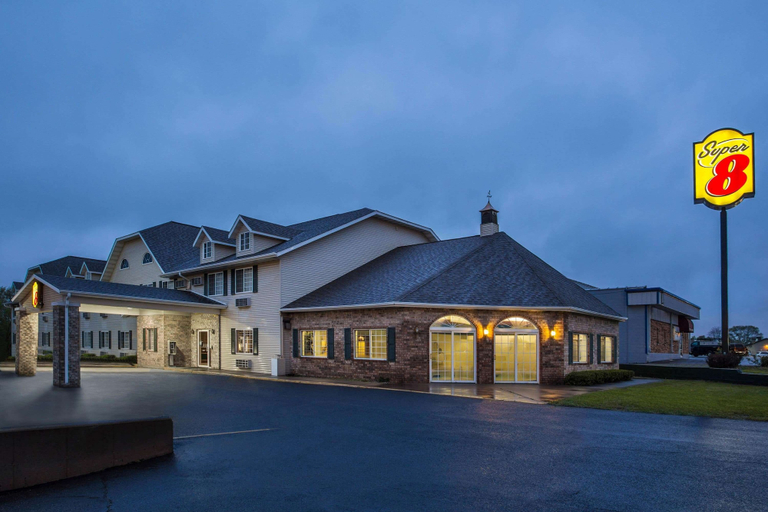 Exterior & Views 2, Super 8 by Wyndham Reedsburg, Sauk