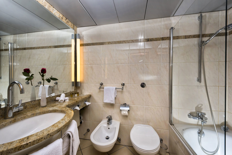 Bathroom 5, Maritim Hotel Würzburg, Würzburg