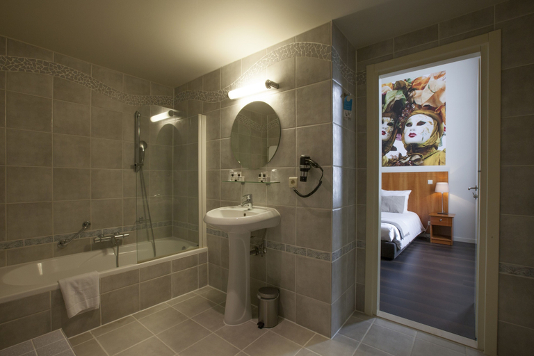 Bathroom 3, Theater Hotel Leuven Centrum, Vlaams Brabant