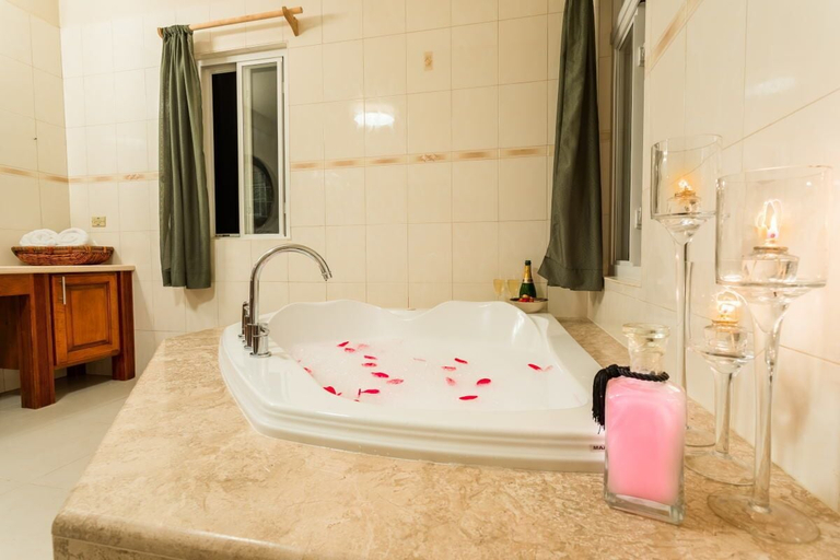 Bathroom 3, Desiderata Anguilla