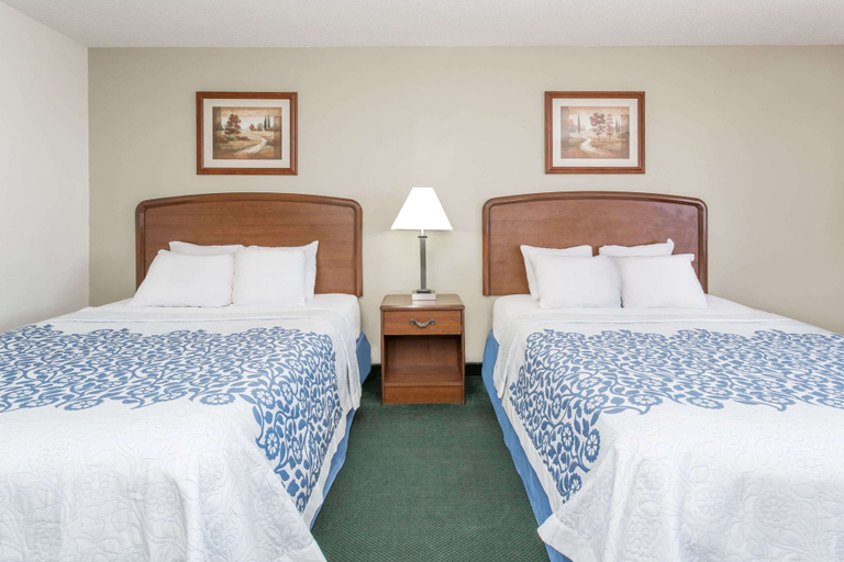 Bedroom 3, Days Inn by Wyndham Sidney NE, Cheyenne