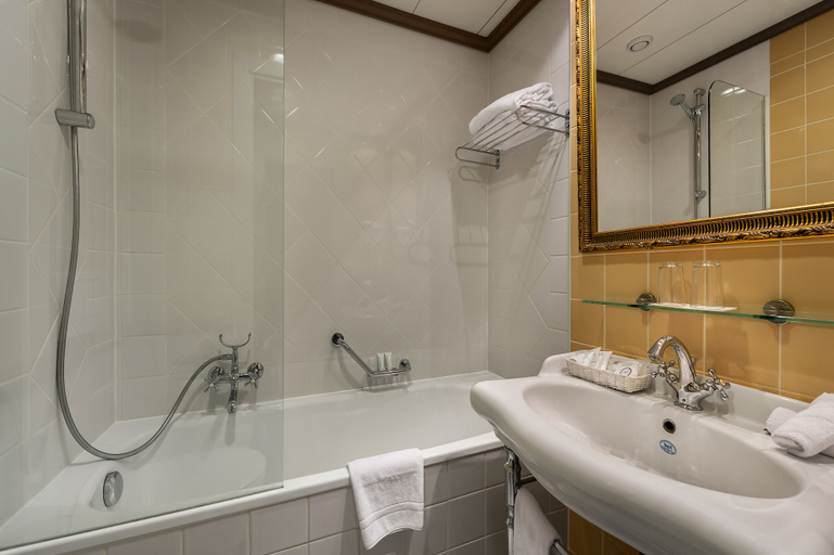 Bathroom 4, Hotel Royal, Genève