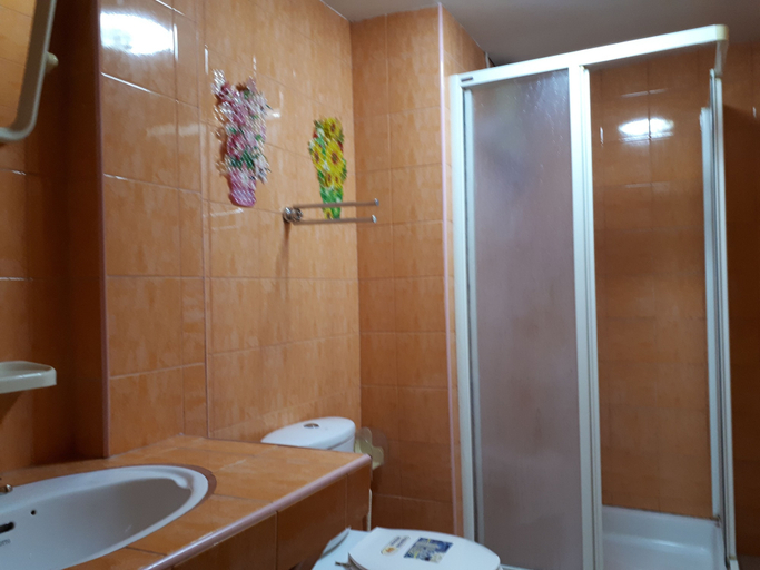 Bathroom 3, Urs Treff Guesthouse, Cha-Am
