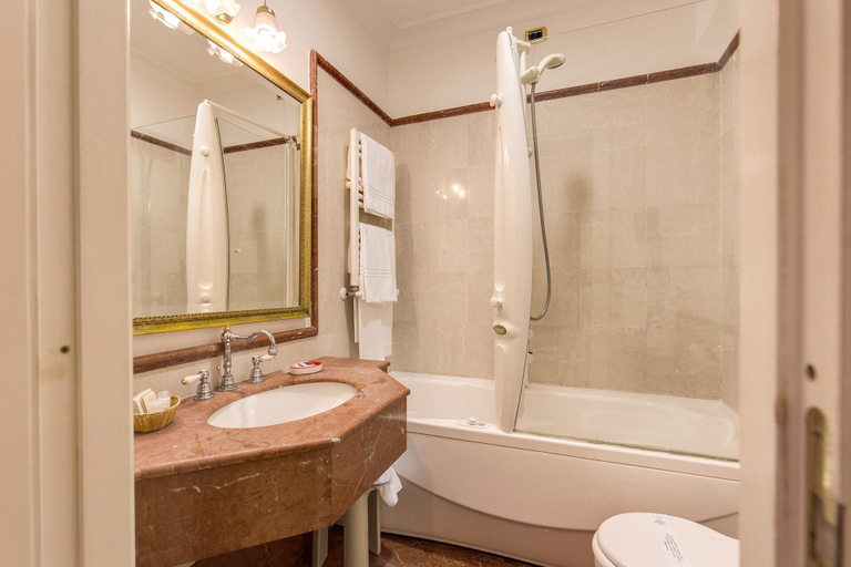 Bathroom 4, Hotel La Lumiere di Piazza di Spagna, Rome