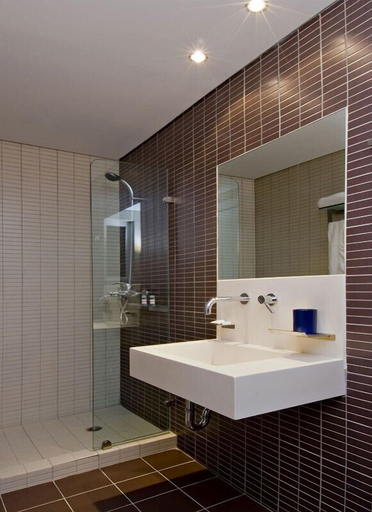 Bathroom 4, Hotel Des Roses, Attica