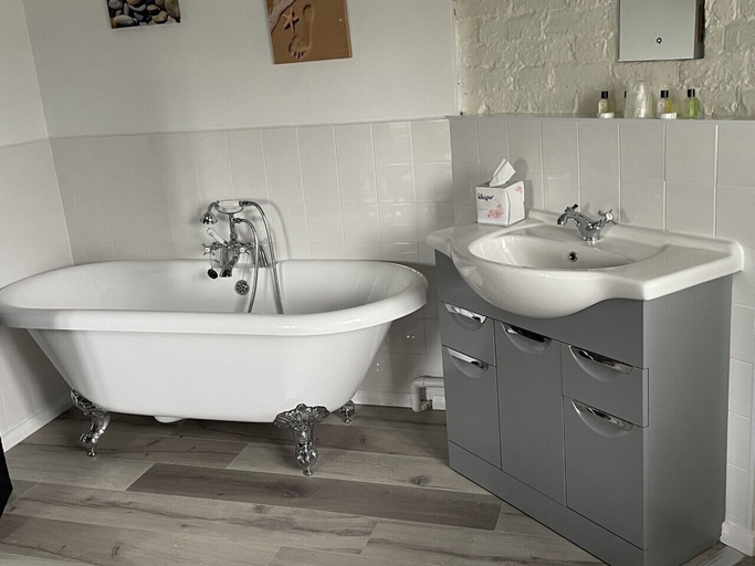 Bathroom 4, The Playden Oasts Inn, East Sussex