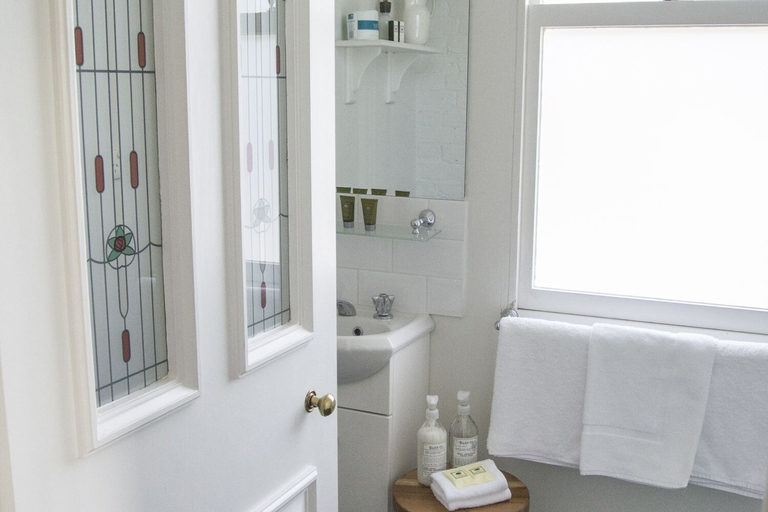 Bathroom 3, Highfield House, Launceston - Pt B