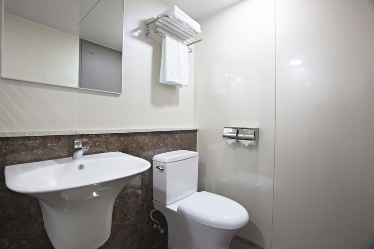 Bathroom 5, GNB Hotel, Jung