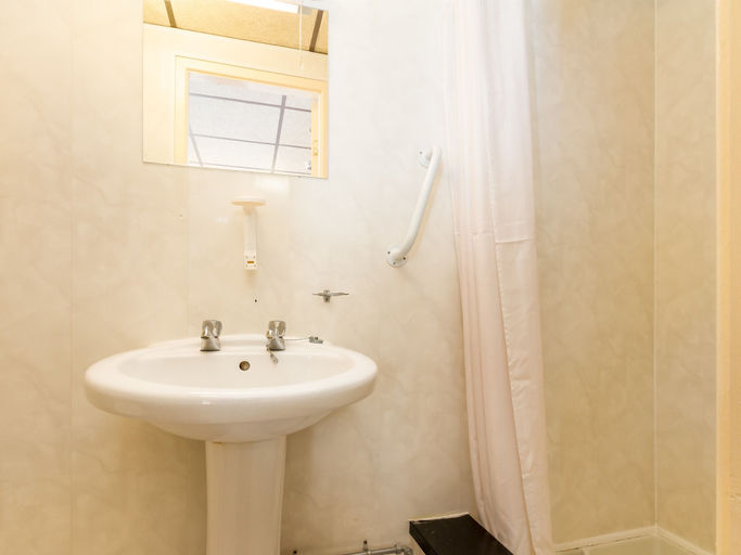 Bathroom 5, The Oak Lea Hotel, Blackpool