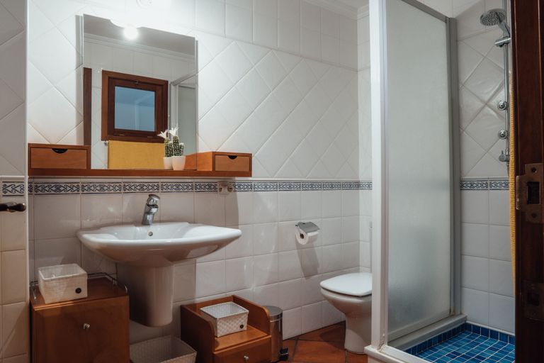 Bathroom 4, Menurka-Santa Clara, Baleares