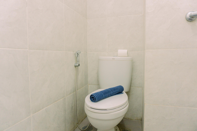 Bathroom 5, Comfy and Nice Designed Studio Parkland Avenue Apartment By Travelio, Tangerang Selatan