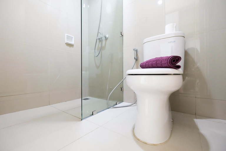 Bathroom 5, Cozy Stay Studio at Tree Park City BSD Apartment By Travelio, Tangerang Selatan