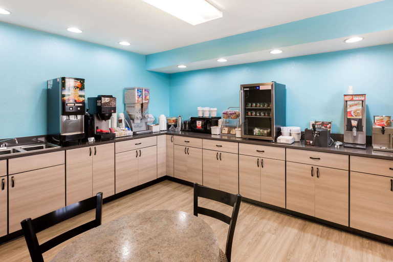 Food & Drinks 5, Super 8 by Wyndham Hays KS, Ellis