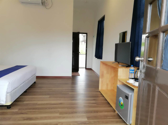 Bedroom 2, Hinode Hotel, Taunggye