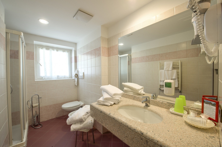 Bathroom 4, Albergo Alla Rosa, Trento