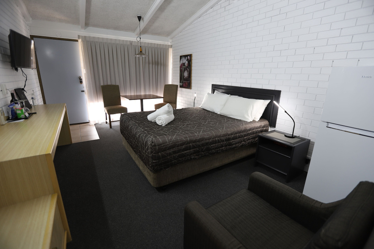 Bedroom 4, The Town House Motor Inn, Goondiwind