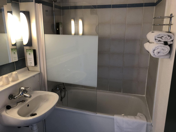 Bathroom 4, Kyriad Direct Laon, Aisne