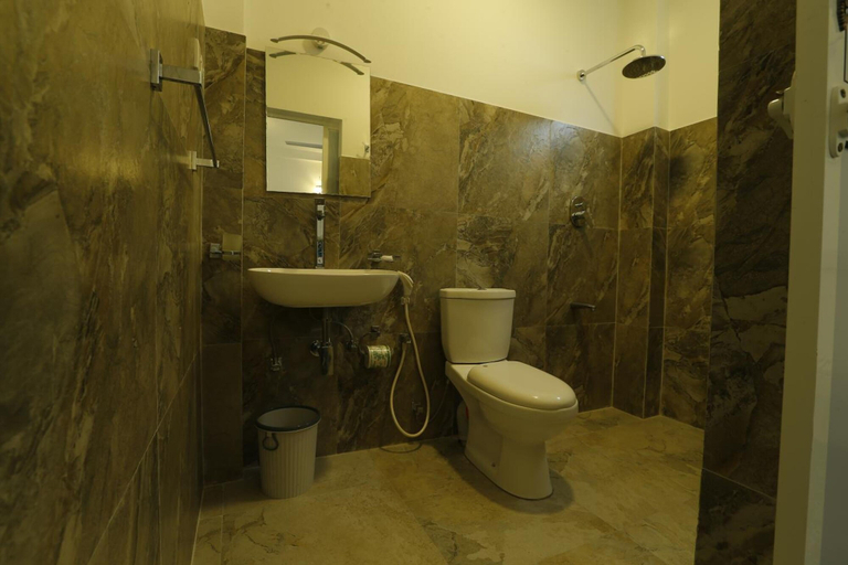 Bathroom 3, Fort Heaven, Galle Four Gravets