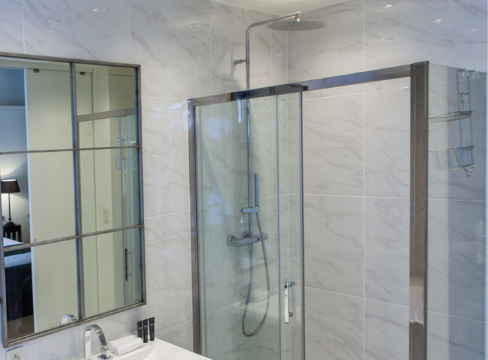 Bathroom 5, B in Antwerp, Antwerpen