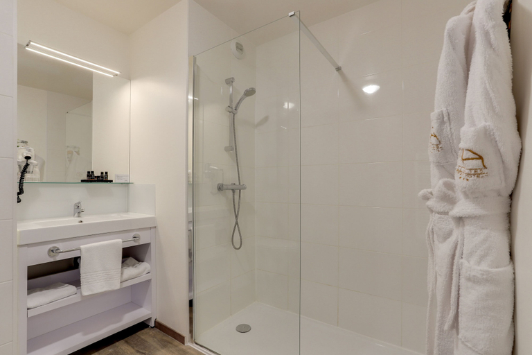 Bathroom 4, All Suites Appart Hôtel | Bordeaux - Pessac, Gironde
