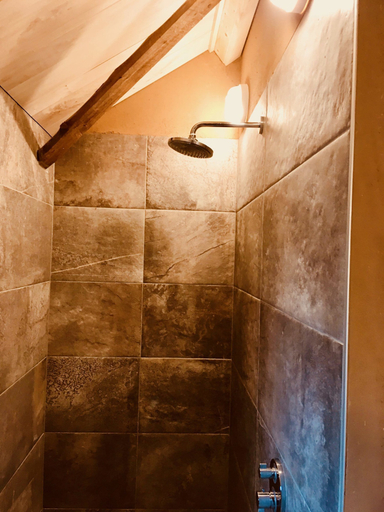 Bathroom, In het huis van Jo Daggert, Voorst