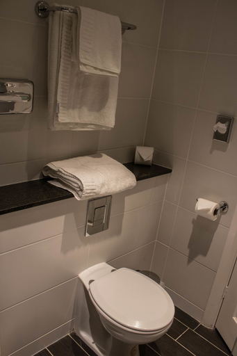 Bathroom 5, Mercure Darlington Kings Hotel, Darlington