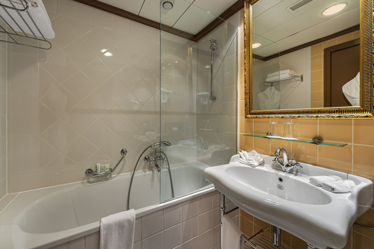 Bathroom 3, Hotel Royal, Genève