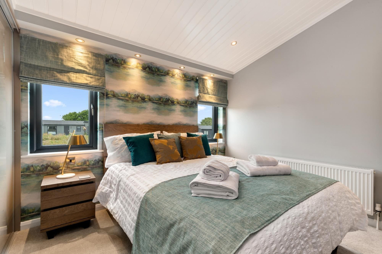 Bedroom 3, Ael-y-bryn - Luxury Lodge Hot Tub Three En-suite Bedrooms, Pembrokeshire
