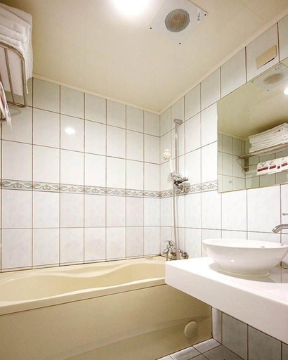 Bathroom 3, Zaw Jung Hotel, Taichung