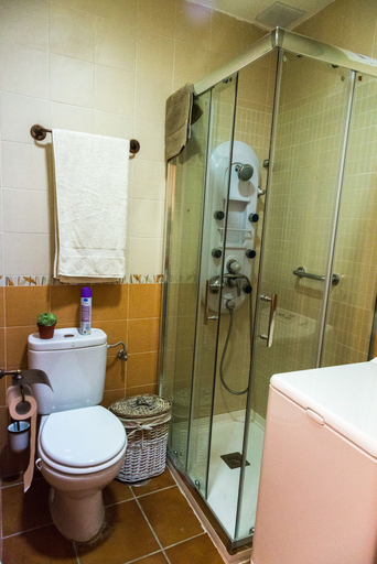 Bathroom 3, La casa de los Infantes by Toledo AP, Toledo